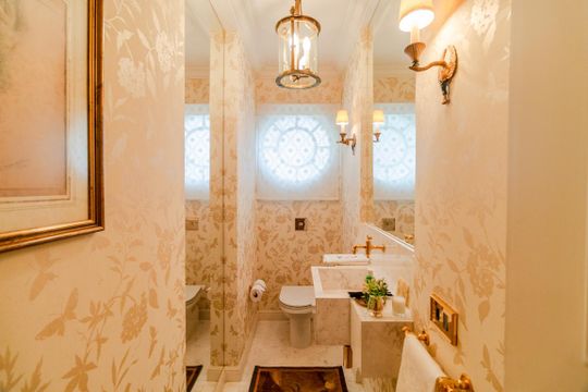 Comprar apartamento mobiliado com 2 quartos, varanda e jardim. Aceitam-se animais. — Lavabo
