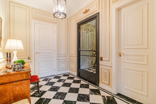 Comprar apartamento mobiliado com 2 quartos, varanda e jardim. Aceitam-se animais. — Hall