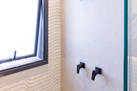 Comprar apartamento com 2 quartos. — Banheiro da Suíte 1
