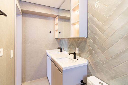 Comprar apartamento com 2 quartos. — Banheiro da Suíte 2