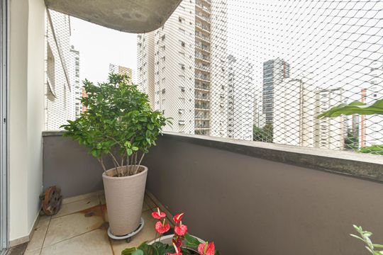 Venda de apartamento mobiliado no Brooklin Novo com 3 quartos. — Suite - Varanda