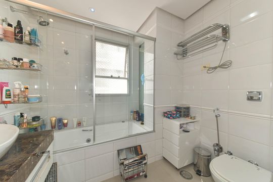 Venda de apartamento mobiliado no Brooklin Novo com 3 quartos. — Banheiro da Suíte