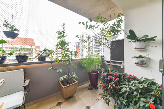 Venda de apartamento mobiliado no Brooklin Novo com 3 quartos. — Sala - Varanda