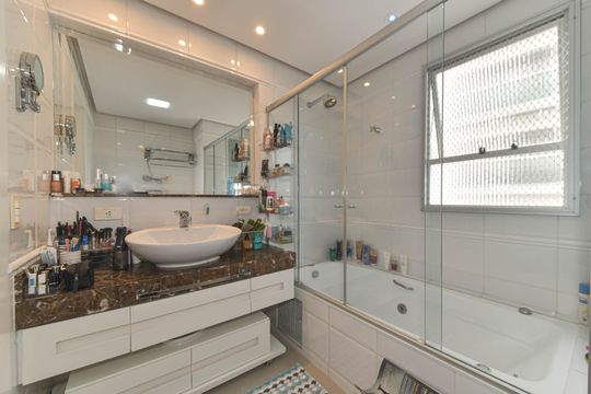 Venda de apartamento mobiliado no Brooklin Novo com 3 quartos. — Banheiro da Suíte