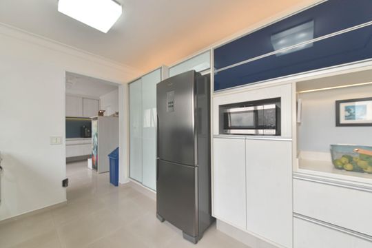 Venda de apartamento mobiliado no Brooklin Novo com 3 quartos. — Cozinha