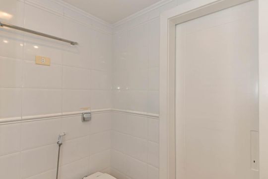 Venda de apartamento mobiliado no Brooklin Novo com 3 quartos. — Banheiro Social