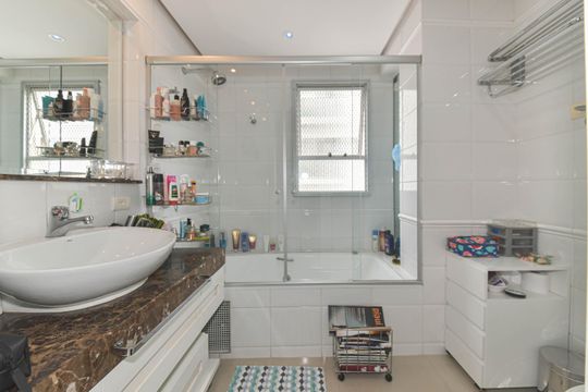 Venda de apartamento mobiliado no Brooklin Novo com 3 quartos. — Banheiro da Suíte