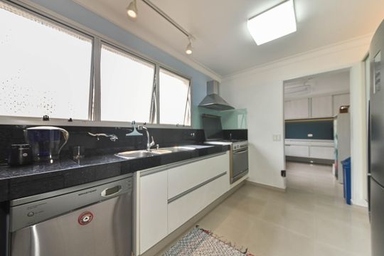 Venda de apartamento mobiliado no Brooklin Novo com 3 quartos. — Cozinha