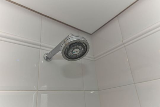 Venda de apartamento mobiliado no Brooklin Novo com 3 quartos. — Banheiro da Suíte