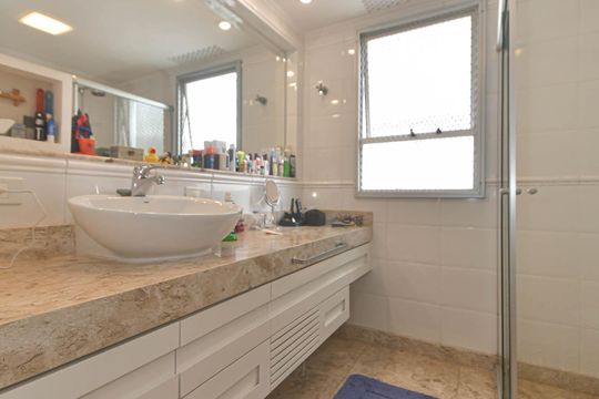 Venda de apartamento mobiliado no Brooklin Novo com 3 quartos. — Banheiro Social