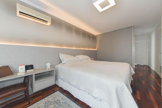 Venda de apartamento mobiliado no Brooklin Novo com 3 quartos. — Suite