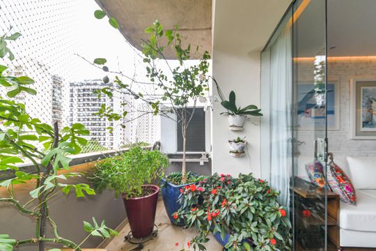 Venda de apartamento mobiliado no Brooklin Novo com 3 quartos. — Sala - Varanda