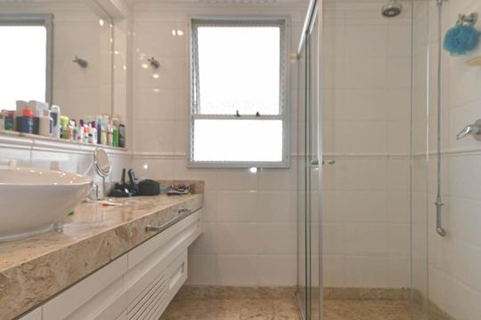 Venda de apartamento mobiliado no Brooklin Novo com 3 quartos. — Banheiro Social