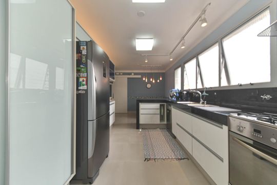 Venda de apartamento mobiliado no Brooklin Novo com 3 quartos. — Cozinha