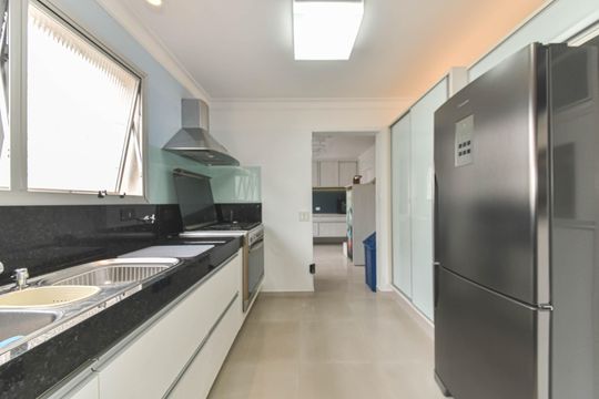 Venda de apartamento mobiliado no Brooklin Novo com 3 quartos. — Cozinha