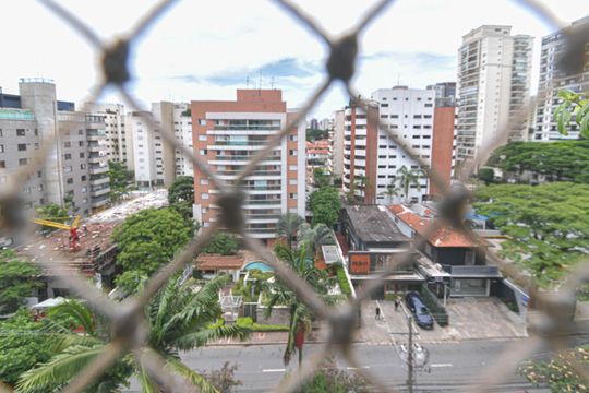 Venda de apartamento mobiliado no Brooklin Novo com 3 quartos. — Sala - Varanda