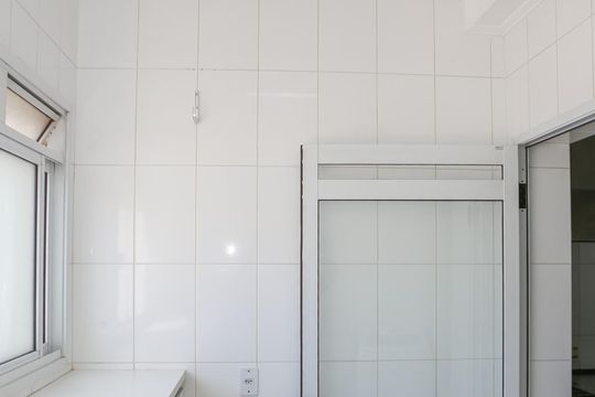 Venda de apartamento mobiliado na Pompeia, 3 quartos, varanda, aceita pets. — Área de Serviço