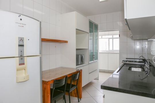 Venda de apartamento mobiliado na Pompeia, 3 quartos, varanda, aceita pets. — Cozinha