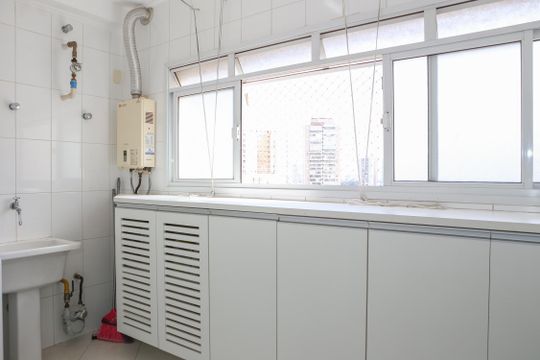 Venda de apartamento mobiliado na Pompeia, 3 quartos, varanda, aceita pets. — Área de Serviço