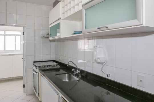 Venda de apartamento mobiliado na Pompeia, 3 quartos, varanda, aceita pets. — Cozinha