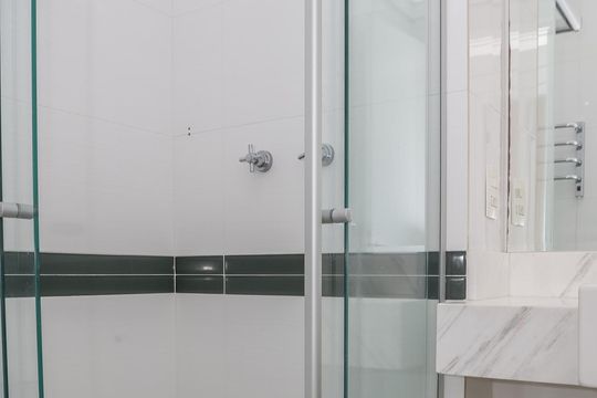 Venda de apartamento mobiliado na Pompeia, 3 quartos, varanda, aceita pets. — Banheiro Social