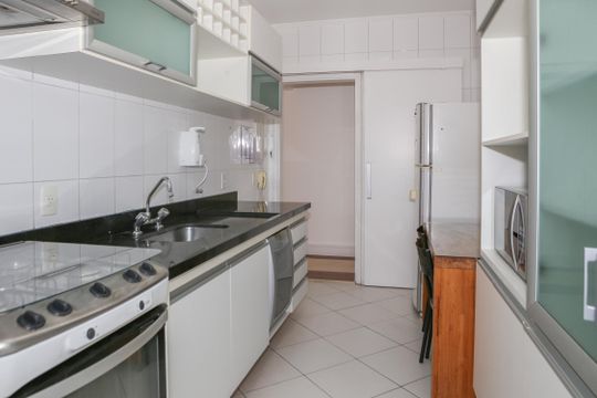 Venda de apartamento mobiliado na Pompeia, 3 quartos, varanda, aceita pets. — Cozinha