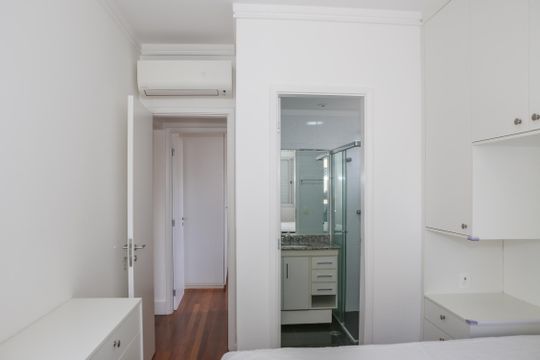 Venda de apartamento mobiliado na Pompeia, 3 quartos, varanda, aceita pets. — Suíte