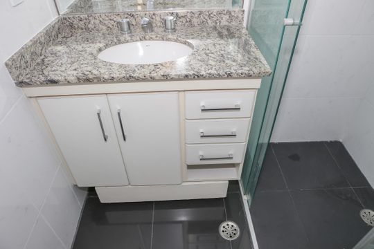 Venda de apartamento mobiliado na Pompeia, 3 quartos, varanda, aceita pets. — Banheiro da Suíte