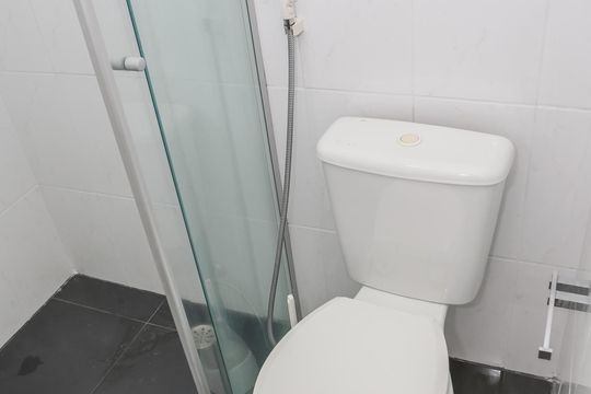 Venda de apartamento mobiliado na Pompeia, 3 quartos, varanda, aceita pets. — Banheiro da Suíte