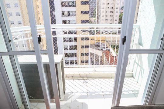 Venda de apartamento mobiliado na Pompeia, 3 quartos, varanda, aceita pets. — Sacada