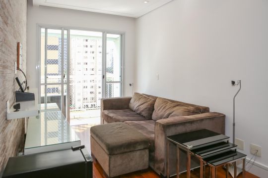 Venda de apartamento mobiliado na Pompeia, 3 quartos, varanda, aceita pets. — Sala