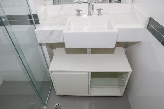 Venda de apartamento mobiliado na Pompeia, 3 quartos, varanda, aceita pets. — Banheiro Social