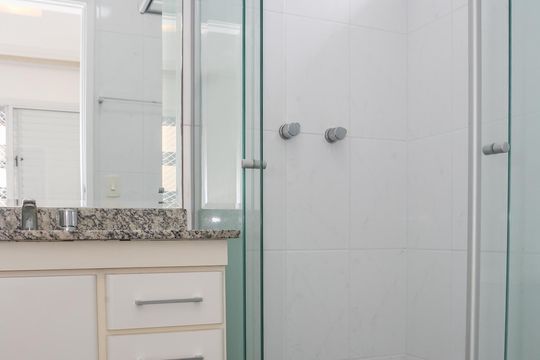 Venda de apartamento mobiliado na Pompeia, 3 quartos, varanda, aceita pets. — Banheiro da Suíte