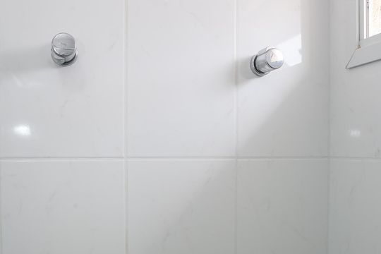 Venda de apartamento mobiliado na Pompeia, 3 quartos, varanda, aceita pets. — Banheiro da Suíte