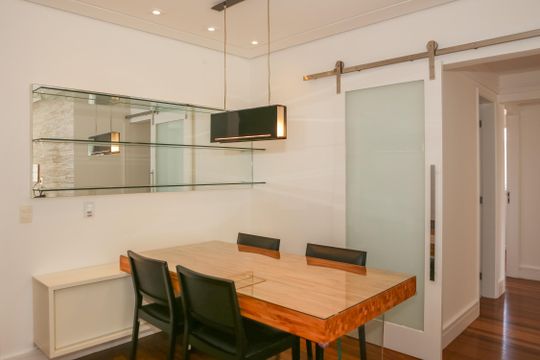 Venda de apartamento mobiliado na Pompeia, 3 quartos, varanda, aceita pets. — Sala