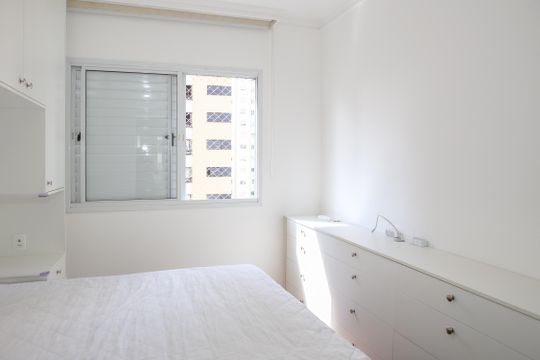 Venda de apartamento mobiliado na Pompeia, 3 quartos, varanda, aceita pets. — Suíte