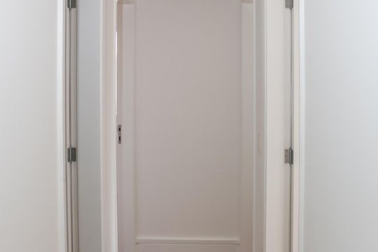 Venda de apartamento mobiliado na Pompeia, 3 quartos, varanda, aceita pets. — Corredor