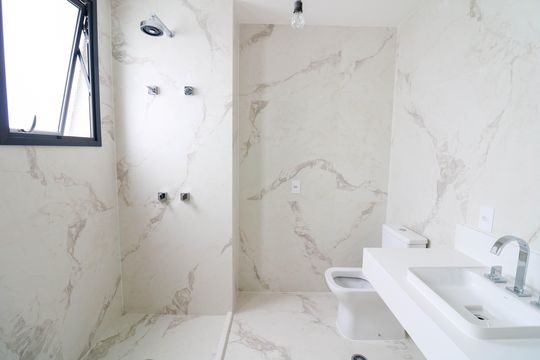 Venda de apartamento com 3 quartos, varanda e churrasqueira no condomínio. — Banheiro da Suíte 3