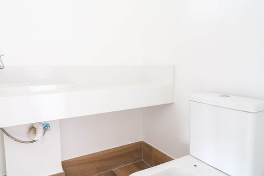 Venda de apartamento com 3 quartos, varanda e churrasqueira no condomínio. — Lavabo