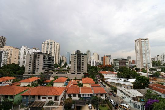 Venda de apartamento com 3 quartos, varanda e churrasqueira no condomínio. — Varanda
