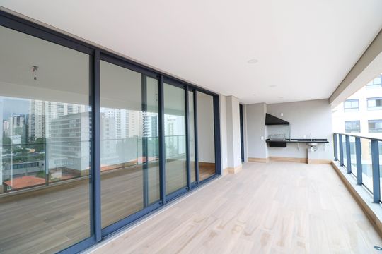 Venda de apartamento com 3 quartos, varanda e churrasqueira no condomínio. — Varanda