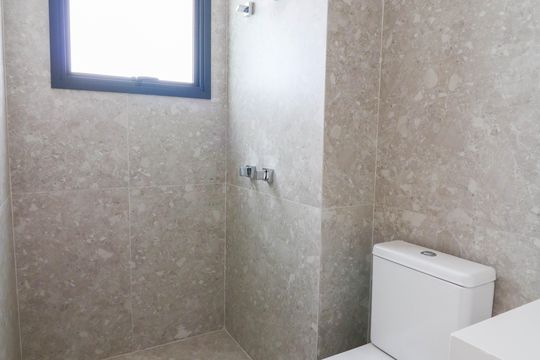 Venda de apartamento com 3 quartos, varanda e churrasqueira no condomínio. — Banheiro da Suíte 1