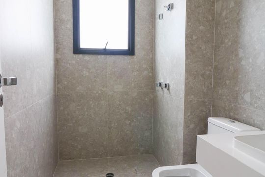 Venda de apartamento com 3 quartos, varanda e churrasqueira no condomínio. — Banheiro da Suíte 3