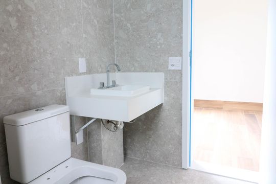 Venda de apartamento com 3 quartos, varanda e churrasqueira no condomínio. — Banheiro da Suíte 2