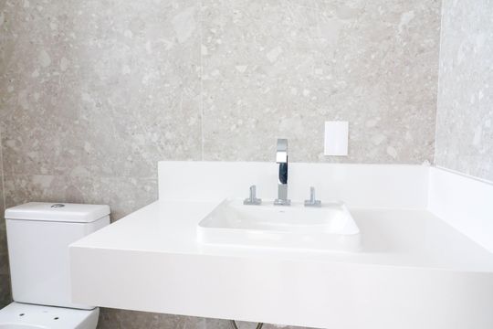 Venda de apartamento com 3 quartos, varanda e churrasqueira no condomínio. — Banheiro da Suíte 1
