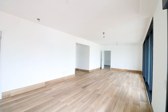 Venda de apartamento com 3 quartos, varanda e churrasqueira no condomínio. — Sala