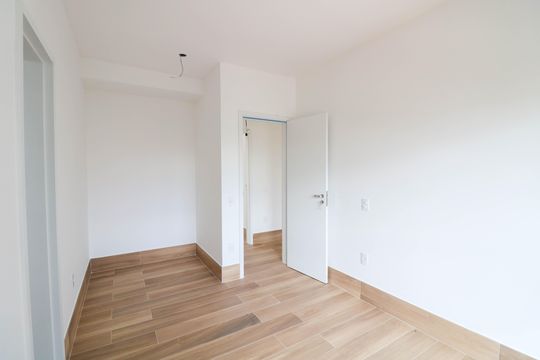 Venda de apartamento com 3 quartos, varanda e churrasqueira no condomínio. — Suíte 1
