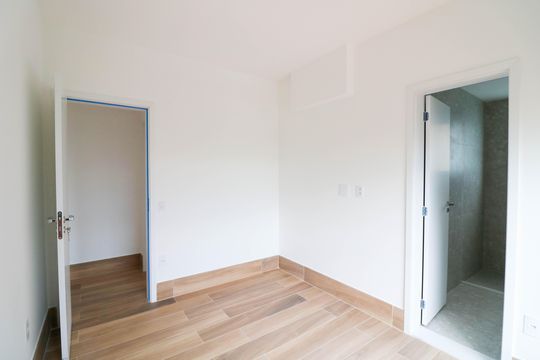 Venda de apartamento com 3 quartos, varanda e churrasqueira no condomínio. — Suíte 2
