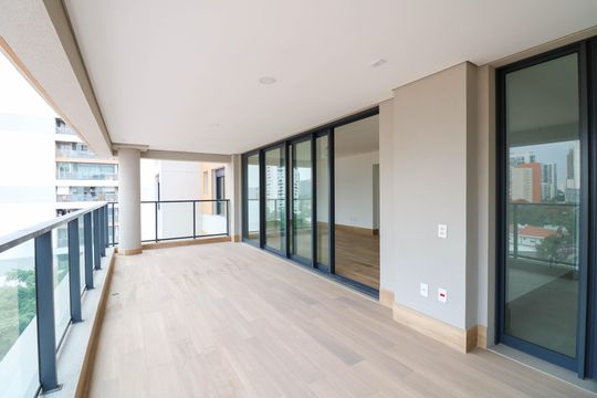 Venda de apartamento com 3 quartos, varanda e churrasqueira no condomínio. — Varanda