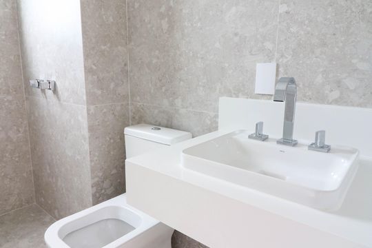 Venda de apartamento com 3 quartos, varanda e churrasqueira no condomínio. — Banheiro da Suíte 2